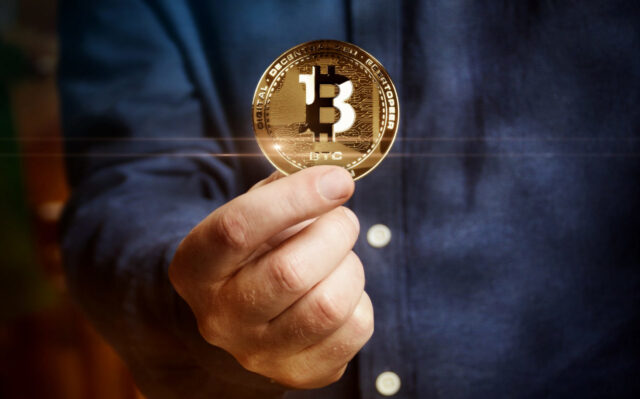 Bitcoin Retorna a Marca de US$ 43 Mil Impulsionado pela Desaceleração nos Saques de ETF e Antecipação de Estabilidade nas Taxas de Juros