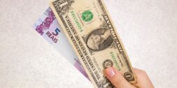 Fatores Fiscais e Taxas nos EUA Impulsionam Dólar para R$ 5, Mas Moeda Reverte para Queda com Realização de Lucros