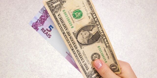 Fatores Fiscais e Taxas nos EUA Impulsionam Dólar para R$ 5, Mas Moeda Reverte para Queda com Realização de Lucros